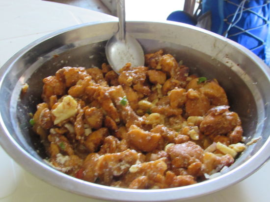 Wir beschließen die Zeit des Wartens mit frühstücken zu überbrücken.  Happy nimmt ein für diese Gegend typisches Frühstück. Zerbrochenes Brot mit  Milch, Ei und Tomaten. Wir nehmen Sandwich mit Ei.