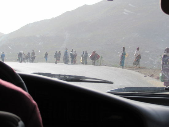 Es ist Samstag, Markttag und so sind viele Menschen auf der Strasse unterwegs.