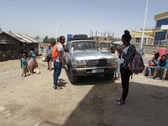 Nach drei Stunden Fahrt ist endlich Pause. Wir quälen uns aus der Sitzbank. Erstmal die Knochen gerade kriegen  
Dann trinken wir einen Tee, der schmeckt hier wirklich überall mega gut. Man bekommt hier stets Chai serviert.
Dann wird zur Weiterfahrt gerufen. Aufgrund unserer müden Erscheinung überlassen uns die Studenten ihre Plätze und nehmen nun selbst auf der engen Bank Platz. Ich bin unendlich glücklich und bedanke mich gefühlte tausend mal ehe ich für die letzte Stunde Fahrt ein Nickerchen mache. 