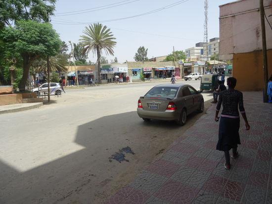 Um die Mittagszeit kommen wir in Mekele an. Die Stadt liegt auf einer Höhe von 2130m. Es ist eine relativ neue Stadt mit vielen Hochhäusern. Unser erster Eindruck: Muss man nicht gesehen haben. Wir bringen unser Gepäck in eine Pension und stellen es dort ab. Wir wollen erstmal etwas essen und dann entscheiden, ob wir heute noch weiter fahren. Happy möchte am liebsten noch bis Weldiya. Das sind noch einige Stunden Fahrzeit.