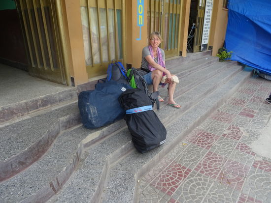 Nach dem Essen fühlen wir uns wieder gut gestärkt und wir wollen den Weg fortsetzen.
Happy ruft ein Tuc Tuc und wir fahren zu einem kleinen Cafe gleich in der Nähe vom Bahnhof.