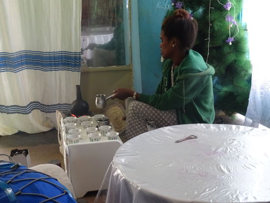 Während wir Kaffee bestellen, geht Happy zum Busbahnhof.