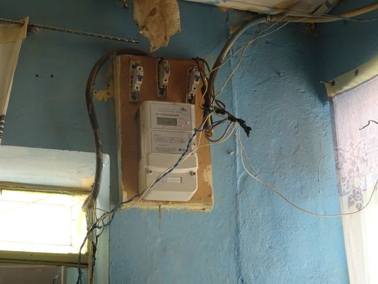 Matthias kann nicht anders, er muss die abenteuerliche Elektrik fotografieren.