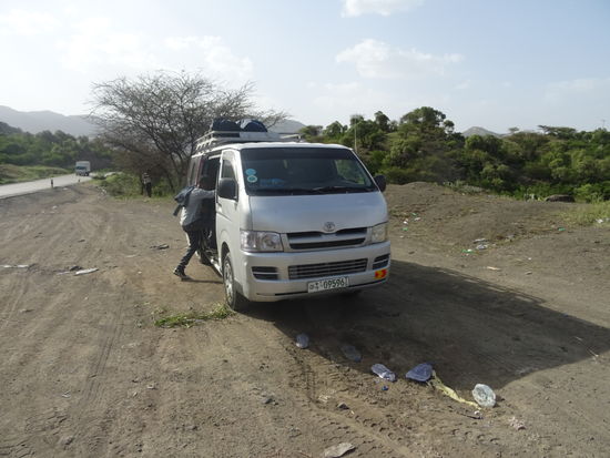 Dann ist "Pippi Pause" angesagt. Alle schlagen sich ins Gebüsch. So was wie Rasthöfe gibt es hier nicht. Leider liegt hier auch jede Menge Plastikmüll umher 