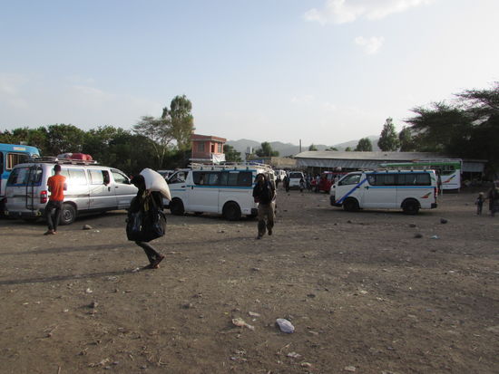 Dann kommen wir nach mehreren Stunden in Alamata auf dem Busbahnhof an. Wir beschließen eine Tee Pause zu machen.