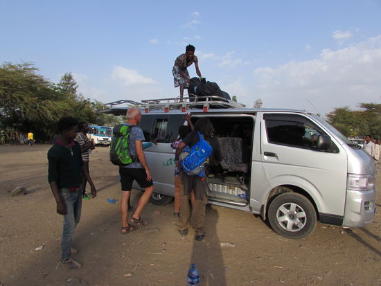 Doch dann kommt alles anders. Ein Bus nach Weldiya steht bereit. Es sind noch drei Plätze frei. Ehe wir uns versehen wird unser Gepäck von einem Bus zum nächsten geschleppt und schon sind wir wieder mitten drin. Das mit dem Tee hat sich erledigt.