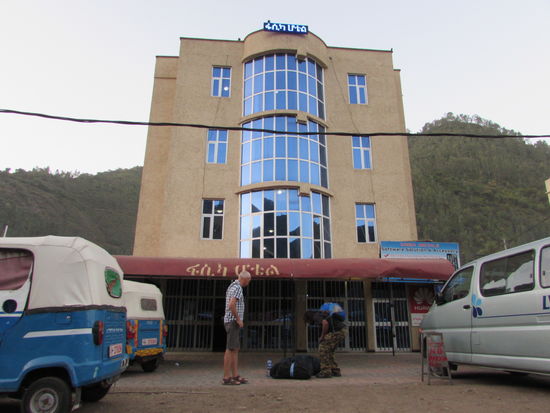 Wir stehen pünktlich 6 Uhr mit unserem Gepäck vor dem Hotel.  Als der Fahrer 5 Minuten später nicht erscheint ruft Happy ein Tuc Tuc. Auch er will nicht ein zweites mal mit stundenlangem Warten verbringen.