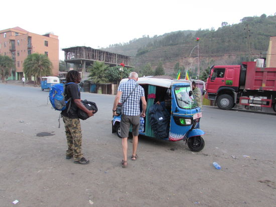 Wenig später stopfen wir unsere Rucksäcke in das Tuc Tuc  und auf geht es Richtung Busbahnhof.