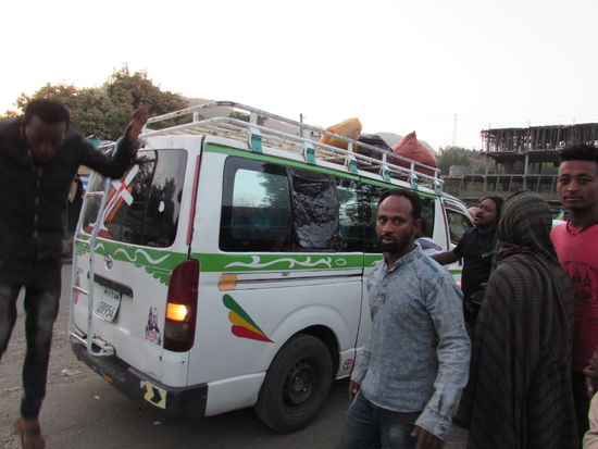 Am Busbahnhof findet das gewohnte Prozedere statt. Wir erwischen einen bereits gut gefüllten Bus und so startet die Fahrt zügig.