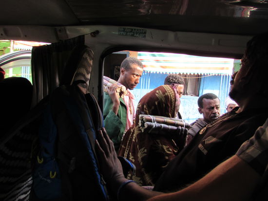 Beim nächsten Stopp wird uns Zuckerrohr angeboten. Jeder will hier ein paar Birr verdienen.