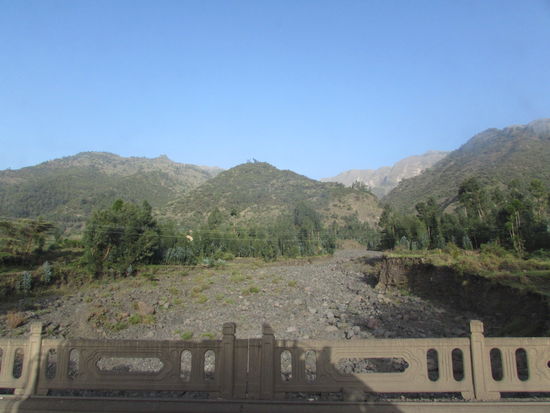 Wir überqueren ein trockenes Flussbett.