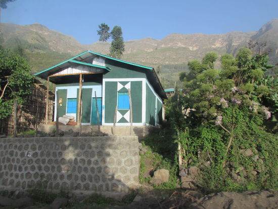 Hin und wieder tauchen so hübsch bemalte Häuser auf.