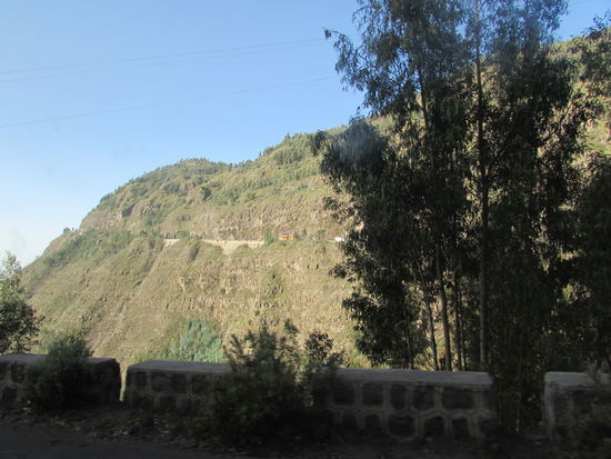 Die Straße dort oben führt uns innerhalb von nur 35 km auf eine Höhe von 3500 m.