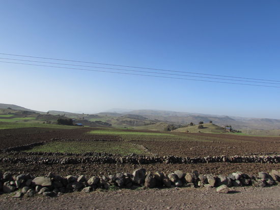 Wir erreichen das Hochplateau und sind begeistert von der Weite. Auch hier wird Ackerbau betrieben.