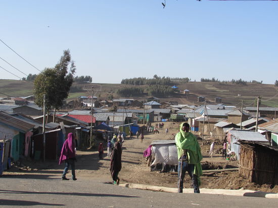 Dann durchqueren wir eine etwas größere Ortschaft. Hier oben ist es recht frisch.