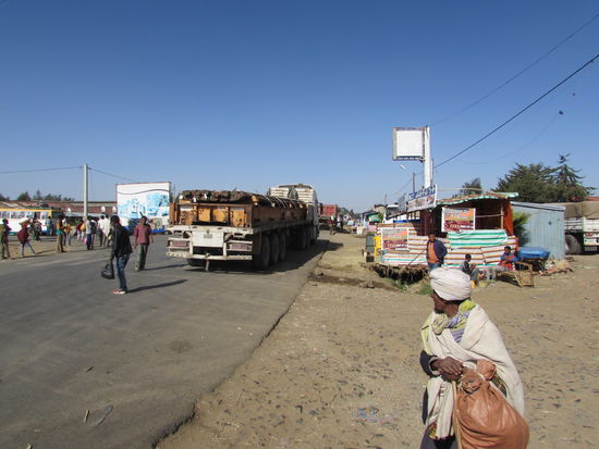 Nach da. 2 Stunden Fahrt kommen wir in Gasheda an. Die Zeit verging wie im Flug. Die Landschaft und das Treiben der Menschen und Tiere ist einfach immer wieder spannend.