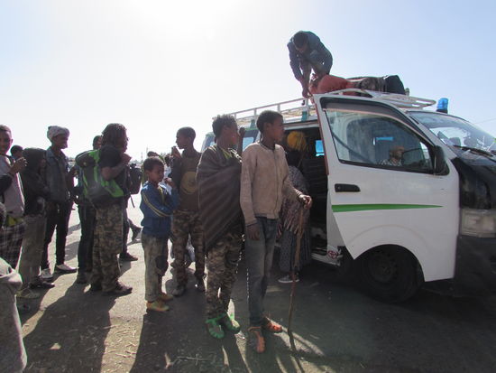 Hier müssen wir auch aussteigen und einen Bus nach Lalibela suchen. Wir sind wieder sofort umringt von Einheimischen,  die uns helfen das Gepäck vom Dach des Buses zu heben und gleich zum Cafe zu tragen.