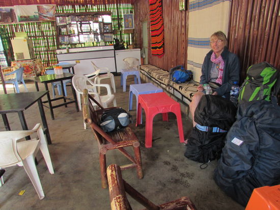 Es ist Zeit für ein Frühstück. Wir nehmen Brot mit Rührei. Zum Tee trinken müssen wir weiter ziehen, den bekommen wir hier nicht.