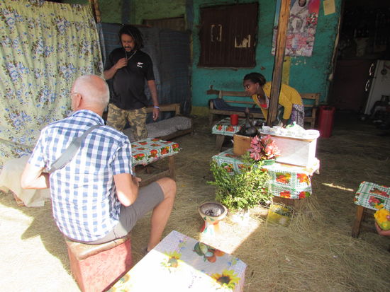 Hier bekommen wir köstlichen Chai und Kaffee. Happy zieht los und hält Ausschau nach einem passenden Bus. Er ist die ganze Zeit sehr um uns bemüht. Immer wieder fragt er: are you fine? Er hat ein gutes Gespür für unsere Bedürfnisse. Wir fühlen uns an seiner Seite gut aufgehoben.