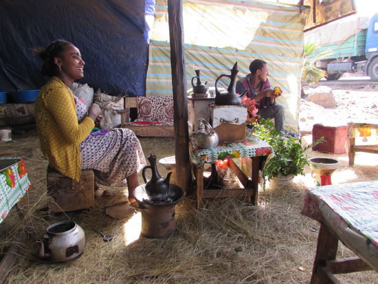 Sie bereitet Kaffee und Tee.