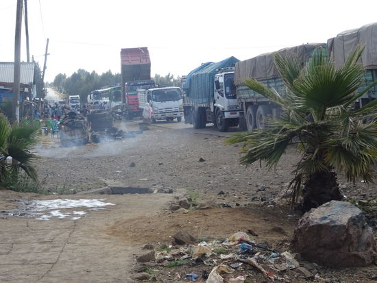 Direkt vor der Teebude drängen sich unzählige LKW's.