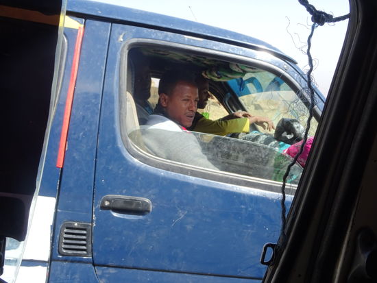 Dann werden wir überholt und der Bus stoppt. Die Fahrer wechseln ein paar Worte. Unser Fahrer erfährt, das er sein Handy vergessen hat. Wir sind schon 20 Minuten unterwegs. Doch der Fahrer kehrt um, denn ohne Handy geht es nicht.