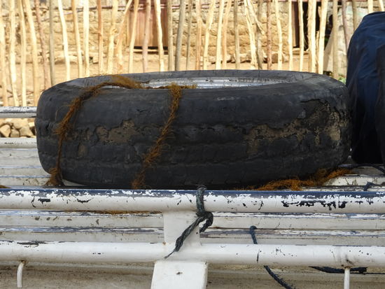 Die Zeit während wir vor dem Haus des Fahrers stehen, der sein Handy holt, nutzt Matthias um das Reserverad zu inspizieren. Krass und kaum zu glauben, wie schlecht der Zustand ist.