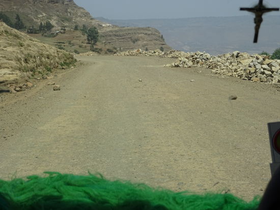 Wenig später sind wir schon wieder auf der holprigen Schotterpiste unterwegs.