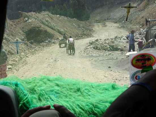 Straßenbau ist hier mit viel harter körperlicher Arbeit verbunden.