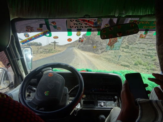 Eine Straßenhälfte ist schon asphaltiert.