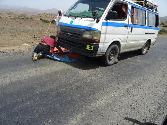 Oh, je....Panne. Wir halten kurz und unser Reserverad wechselt den Besitzer. Hier muss jeder Fahrer auch ein halber Automechaniker sein, denn Werkstätten gibt es kaum und so etwas wie ADAC schon gleich gar nicht.