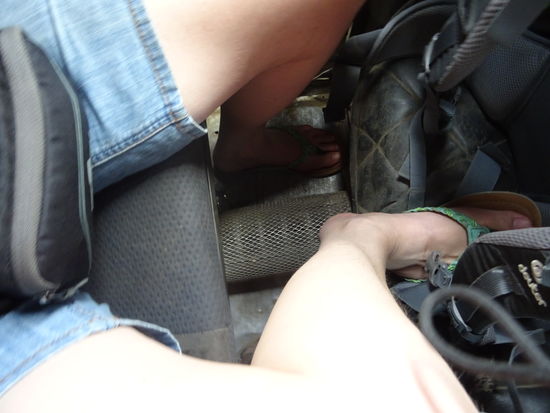 Unser Fahrer hat vorgesorgt, zu meinen Füßen liegt ein Luftfilter.