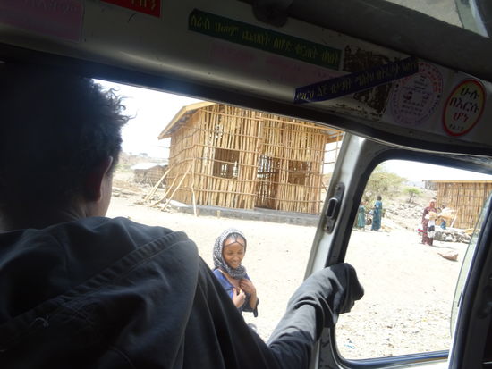 Unser Busbegleiter ist ein ca. 12 Jahre alter Junge. Er muss sich hier seinen Unterhalt verdienen. In jedem Dorf ruft er : "Lalibela, Lalibela", um neue Fahrgäste zu finden. Es steigen ständig Leute ein und aus.