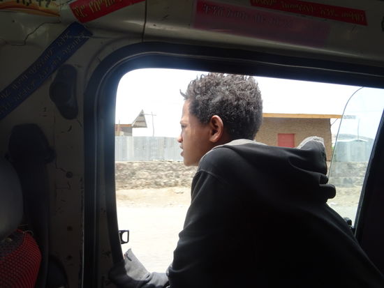 Immer und immer wieder ruft er. Dann stoppt der Bus und eine ältere kranke Frau wird in den Bus gehoben. Sie wird von mehreren Personen begleitet. Sie muss ins Krankenhaus.  Hier ist es üblich, das die Verpflegung im Krankenhaus durch Angehörige  erfolgt.