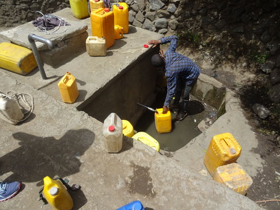 Hier holen sich die Menschen das Wasser,  wenn sie an ihrem Wohnhaus keinen Zugang zu Wasser haben. Sie müssen es oft kilometerweit auf ihrem Rücken heimwärts tragen..