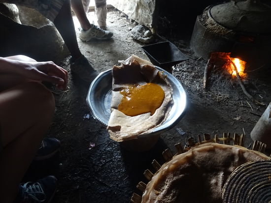 Natürlich durften wir gleich die frisch gebackene Injera kosten, lecker.