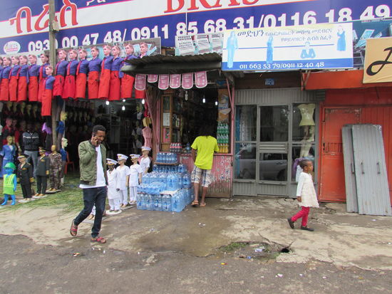 Happy besorgt noch Wasser für die Fahrt.