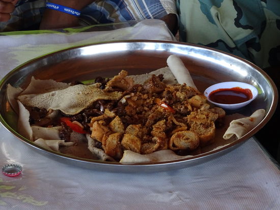 Happy und unser Fahrer essen wie immer Injera.