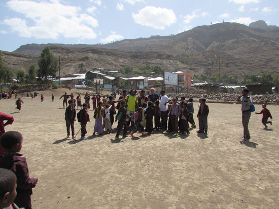 Es ist gerade Pause. Kaum haben wir den Schulhof betreten, sind wir umzingelt von den vielen Kindern.