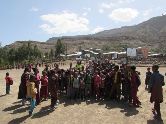 Die Kinder begrüßen uns alle fröhlich, neugierig und aufgeregt  mit: : How are you?