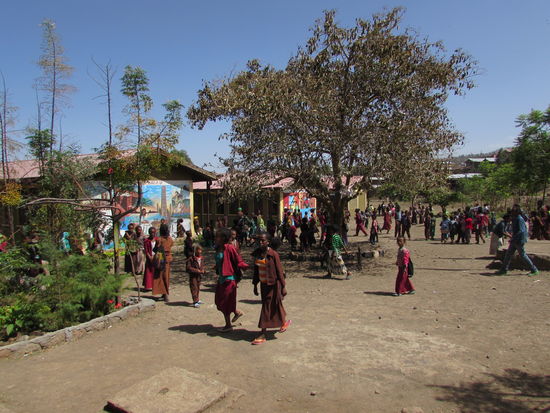 Dann wird zum Unterricht gerufen und alle verschwinden in die Klassenräume.