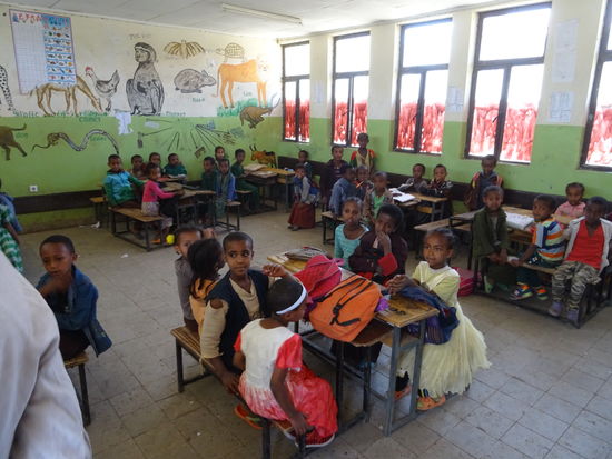 Wir bekommen eine kleine Führung. Hier sind wir in der ersten Klasse und die Kinder singen uns etwas vor, u.a " Ethiopia goes into english".