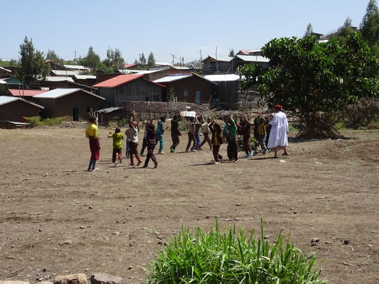 Dort findet gerade Sport Unterricht statt.
