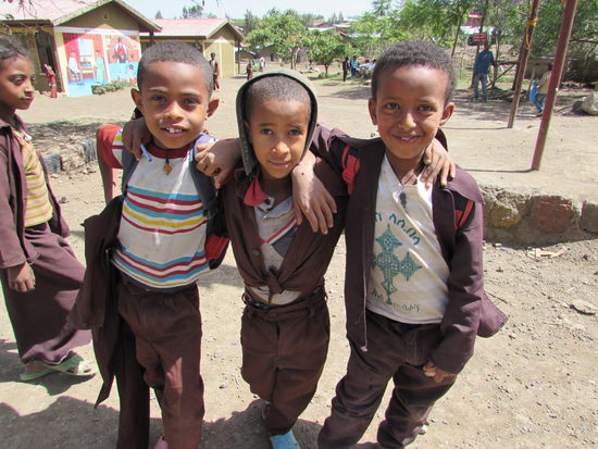 Wir entdecken Tesfahun und machen ein Foto mit  seinen Freunden.