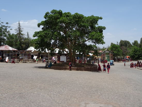 An diesem Platz geht es touristisch zu, es gibt einige Souvenir Shops. .