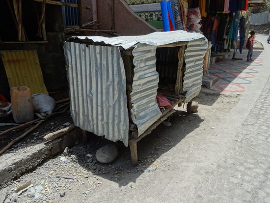 Matthias hat an vielen verschiedenen Stellen diese merkwürdigen Boxen entdeckt. Happy hat uns erklärt, das hier die Security der Hotels, Baustellen ...einen Unterschlupf hat.