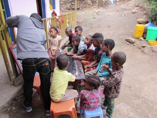 Als wir ankommen,  sind die Kinder wieder am Lernen.