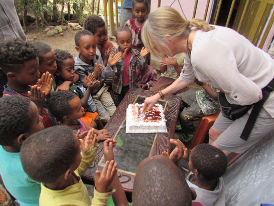 Dann ist es endlich so weit, die Kids singen Happy Birthday und ich schneide die Torte an. Dabei schauen mir viele freudig, erwartungsvolle Augen zu. 