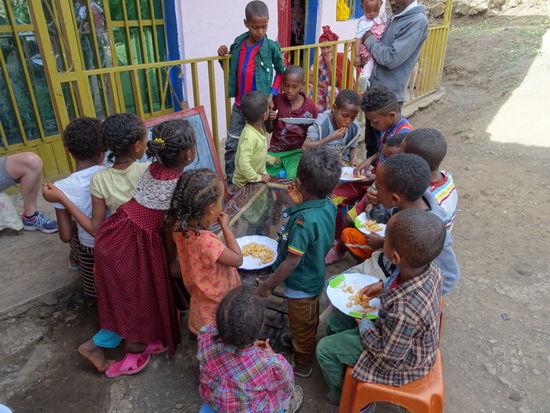 Jetzt stehen Makkaroni auf dem Speiseplan der Kinder und alle haben sie Hunger.