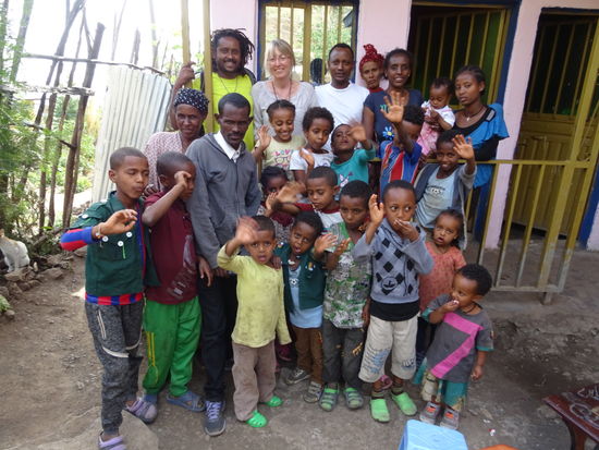 See you again in Lalibela! Zum Abschied Strecken sich mir noch einmal die vielen kleinen Hände entgegen und ich bin total berührt. Mir sind diese Kinder ans Herz gewachsen.